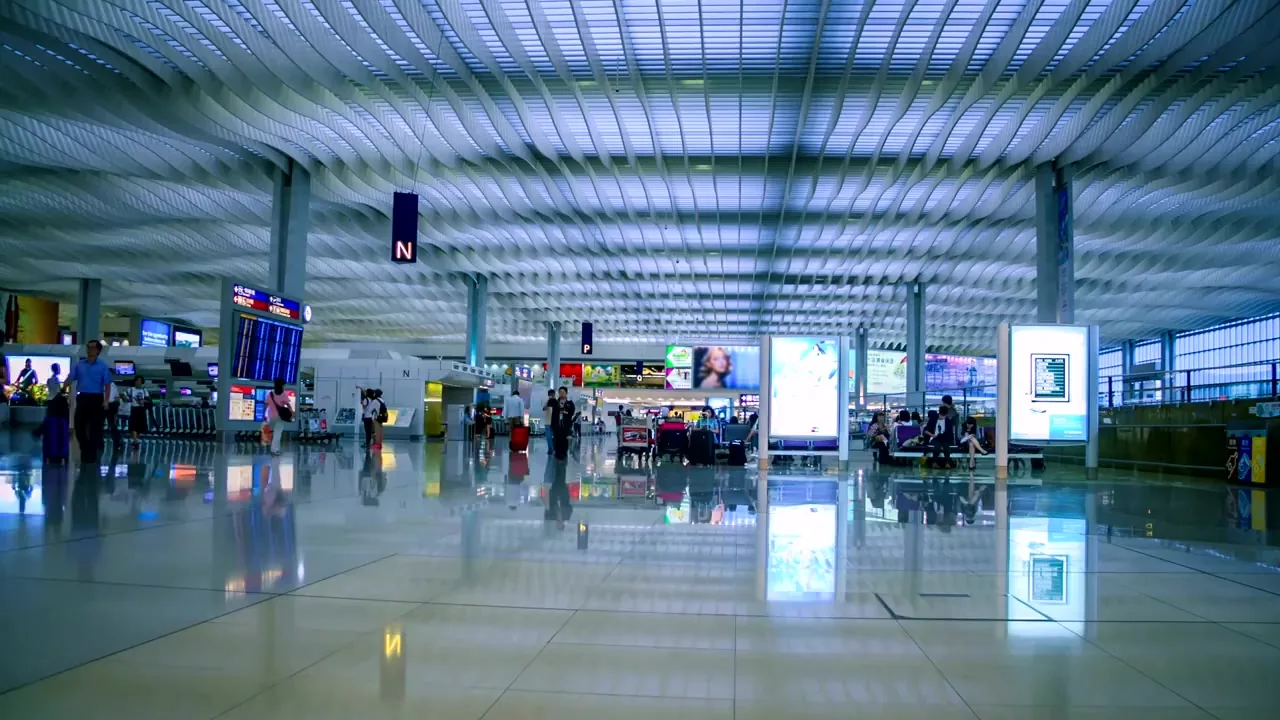 Hall d'aéroport très fréquenté